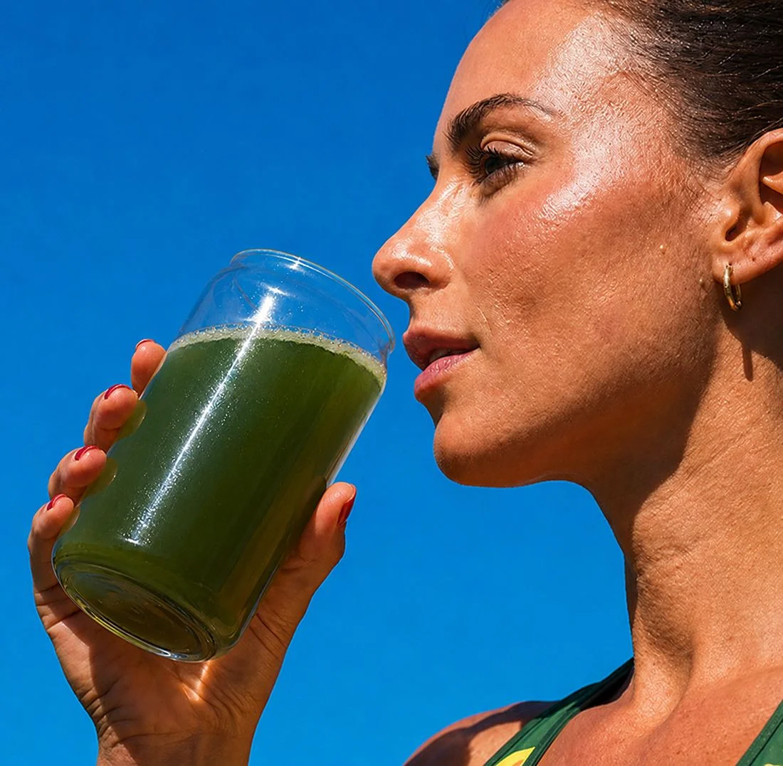 Mulher bebendo o suco verde da Lyva ao ar livre