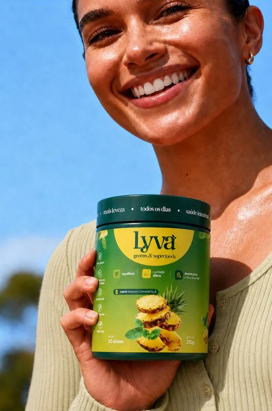 Cliente sorrindo com o pote de lyva