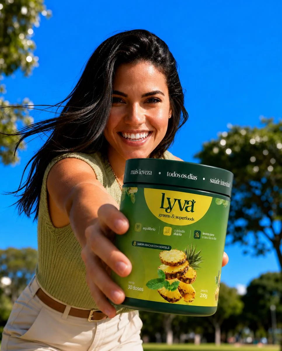Mulher sorrindo segurando o pote de lyva ao ar livre