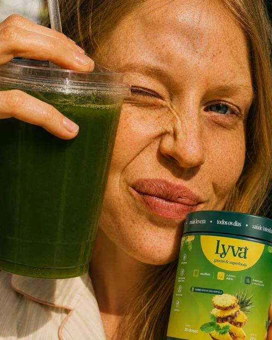 Mulher com suco verde