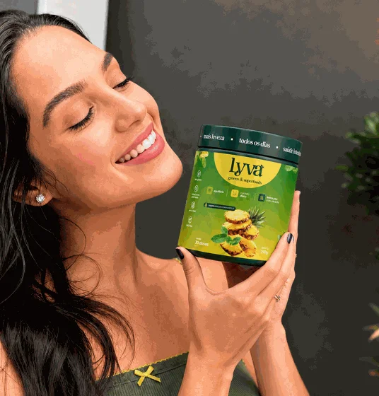 Mulher sorrindo segurando o pote de lyva