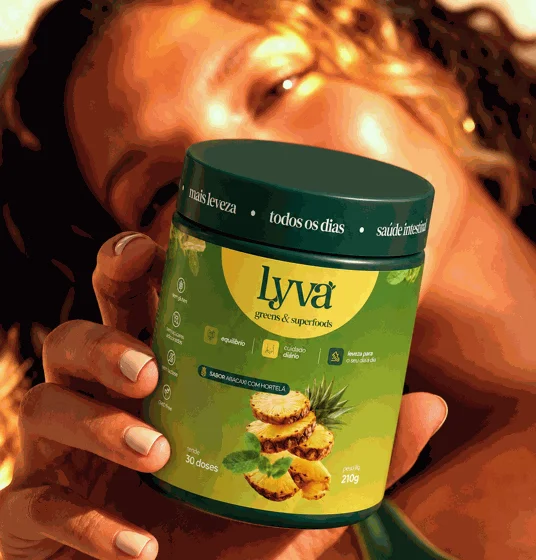 Mulher segurando o pote de lyva ao sol
