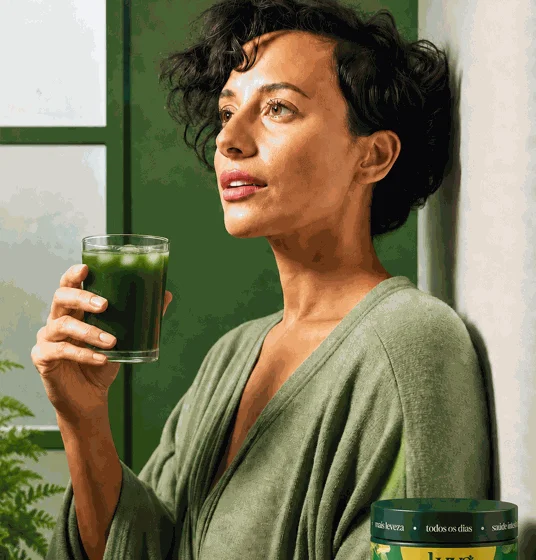 Mulher tomando o drink verde de lyva