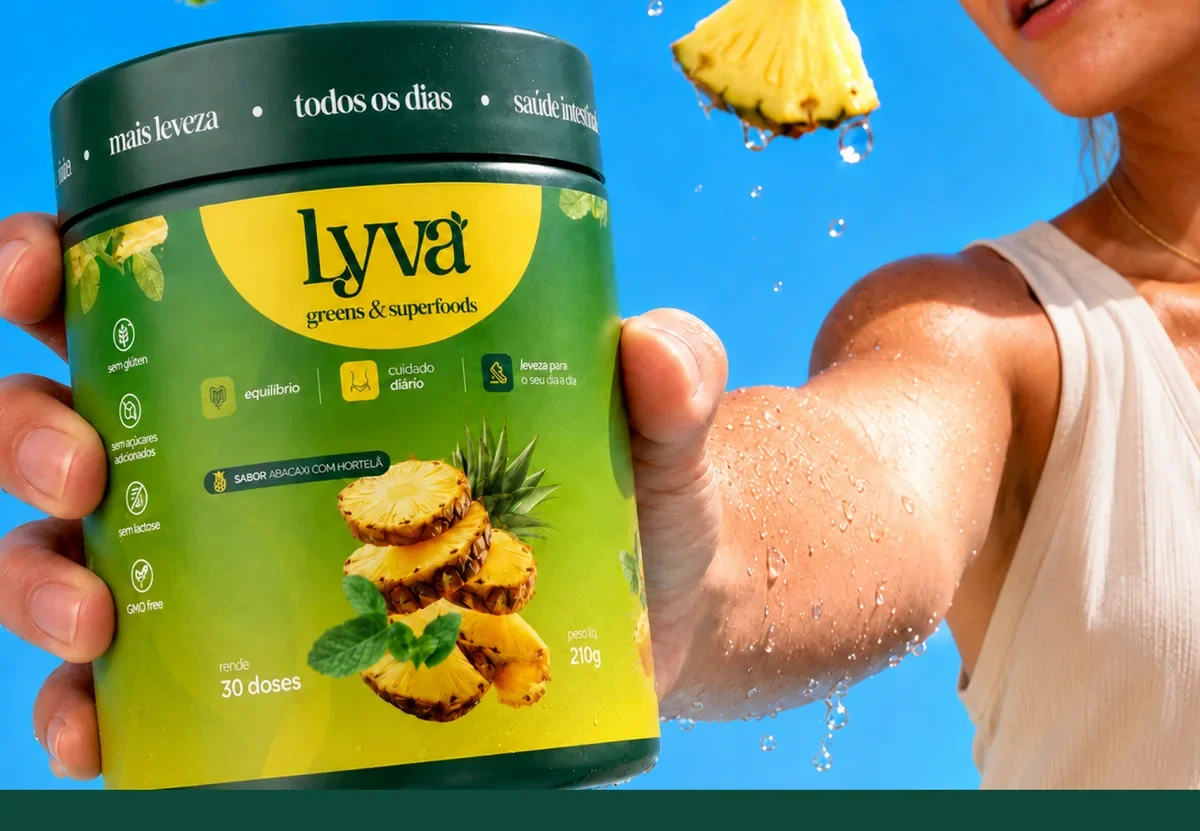 Mão segurando o pote de Lyva